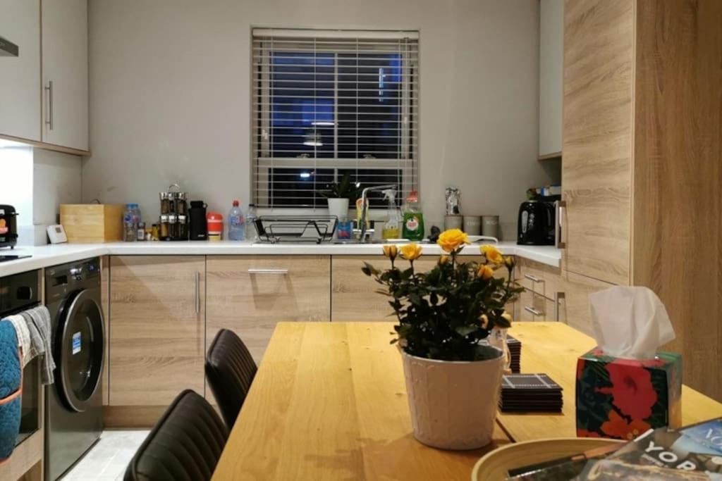 יורק 3 Bedroom Townhouse, Free Parking מראה חיצוני תמונה