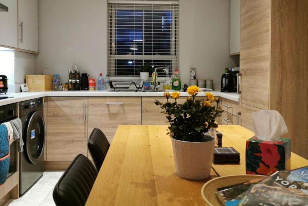 יורק 3 Bedroom Townhouse, Free Parking מראה חיצוני תמונה